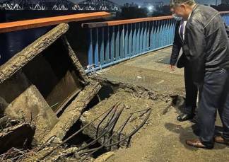 Мост в Семее закрыли из-за сдвига плиты