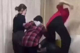 На девочку напали сверстницы: жестокое избиение попало на видео
