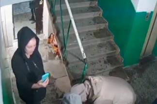 Нападение на бабушку попало на камеру видеонаблюдения в Павлодаре