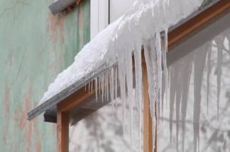 Нависшая опасность: сосульки и снег на крышах становятся серьезной угрозой для павлодарцев