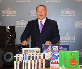 Назарбаев исполнил новогоднее желание девочки из ЗКО