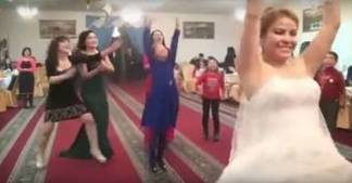 Потасовка казахстанских девушек из-за букета невесты стала хитом Сети – видео