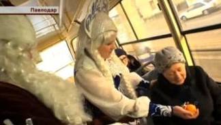Новогодний трамвай ездит по улицам Павлодара