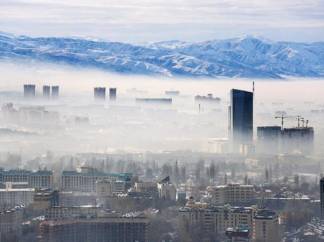 Общественник наглядно показал, как смог окутал Алматы (ВИДЕО)