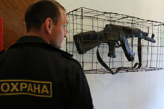 Кражу оружия из офиса охранной компании раскрыли в Павлодаре
