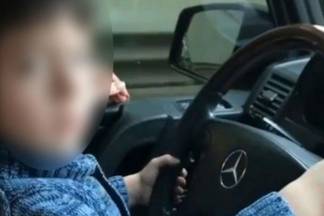 Павлодарец хотел научить сына водить авто и заработал штраф