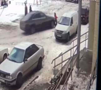 Павлодарку, ребенка которой сбила иномарка, просят обратиться в полицию