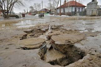 Павлодарцам рассказали, когда залатают ямы на дорогах