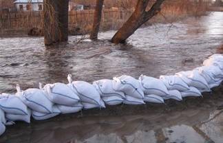 Талые воды затопили дороги в двух областях Казахстана