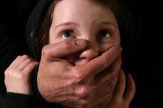 В Павлодаре нападение педофила на 5-летнюю девочку попало на видео
