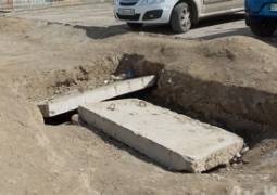 В Атырау 8-летнего ребёнка придавило бетонной плитой
