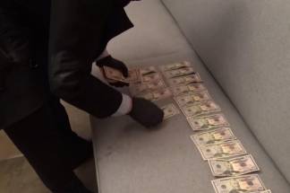 Почти восемь тысяч фальшивых долларов пытались обменять в Нур-Султане