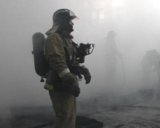 В Павлодаре из задымленной пятиэтажки 32 человека эвакуированы