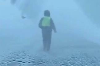 Полицейский пробежал два километра по бурану, указывая автоколонне путь до города
