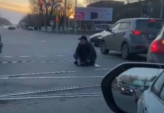 Полиция наказала павлодарца, присевшего отдохнуть посреди оживленного перекрестка