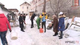 Пришли на помощь: волонтеры убрали снег во дворе павлодарской пенсионерки