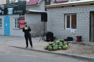Павлодарский поющий продавец арбузов стал героем соцсетей