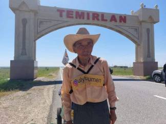 Путешественник Сарсенбай Котырашев, решивший обойти пешком весь Казахстан, дошел до Туркестанской области