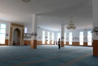 Пятничные намазы в мечетях Атырау запрещены, а вот для ресторанов сделаны послабления