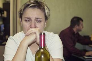 Пьющая женщина, в отличие от мужчины, имеет меньше шансов на помощь и поддержку