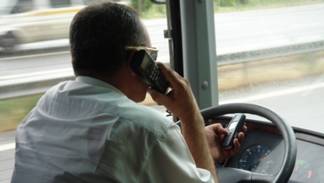 48 водителей автобусов оштрафовали в Павлодаре за телефонные разговоры за рулём