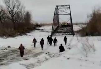Сами с руками: жители Северного установили мост через рукав Иртыша
