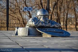 В Павлодаре появился памятник сантехнику