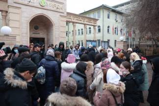 Скандал в вузе Алматы. Родители вышли на протестную акцию