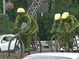 Зелёные скульптуры появились в Алматы
