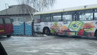 Рейсовый автобус снёс забор частного дома в селе Павлодарское