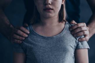 Женщина увидела как муж домогается 11-летней дочери, закрыв ей рот рукой