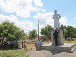 Памятник Сталину сняли с постамента в ЮКО