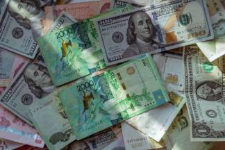 Казахстанский тенге укрепляется в конце недели в паре с американским долларом
