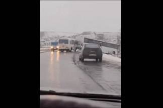 Три автобуса съехали в кювет из-за гололеда в Павлодарской области