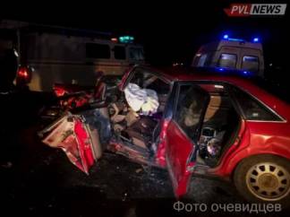 Три бригады скорой помощи работали на месте ДТП вблизи Павлодара
