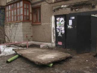 Козырек подъезда обвалился в многоэтажном доме в Павлодаре