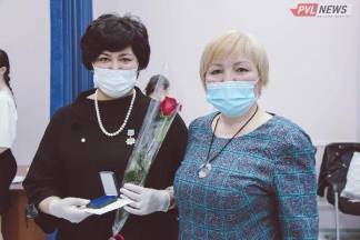 В Павлодаре в честь профессионального праздника наградили медсестер