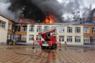 В Павлодаре горит школа, из здания эвакуировали детей (ВИДЕО)
