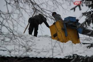 В пригороде Павлодара мужчина упал с крыши на рабочем месте