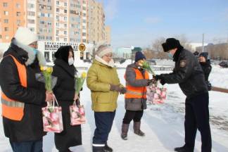 Весна: актобинские полицейские читают стихи уборщицам снега