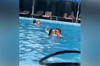 Видео якобы занимающейся сексом парочки в бассейне возмутило Казнет