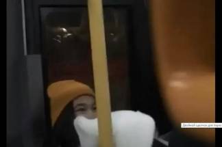 Водитель в Алматы устроил шоу прямо в салоне автобуса (ВИДЕО)