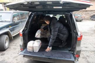 Волонтеры, снабжающие едой полицейских и врачей в Алматы, попадали под обстрелы