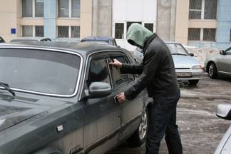 В Павлодаре задержали подозреваемого в серии краж из салонов автомобилей