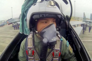 Впервые в Казахстане женщина стала командиром военного самолета
