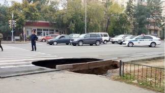 В Павлодаре женщина с ребенком провалились под асфальт