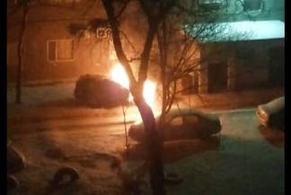 Ещё одна машина сгорела во дворе многоэтажного дома в Павлодаре