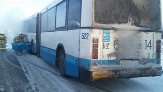 Маршрутный автобус загорелся в Павлодарской области