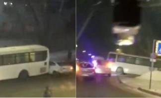 Заклинивший автобус едва не протаранил легковушку в Аксу
