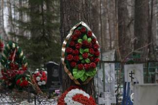 Защитникам сквера в Усть-Каменогорске подбросили цветы с кладбища
